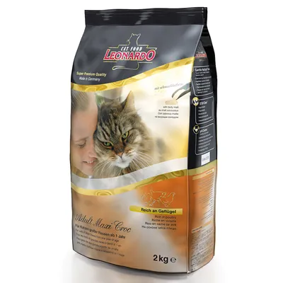Опаковка суха храна за котки LEONARDO Adult Maxi Croc, 2 кг. Видими надписи: „Reich an Geflügel“, „Super Premium Quality Made in Germany“, изображение на котка.