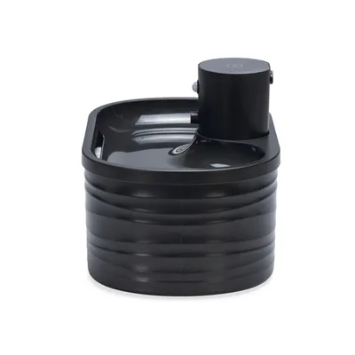 Fontaine à eau noire en plastique pour animaux, réservoir rond avec colonne centrale et bouton visible sur le dessus.