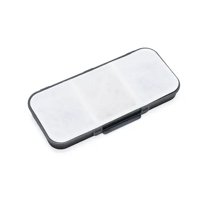 Filtre rectangulaire blanc avec cadre en plastique noir, sans marque ni texte visible, présenté sur fond blanc.