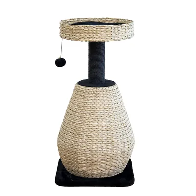 Kratzbaum aus geflochtenem Naturmaterial mit schwarzer Kratzsäule, oberer Liegefläche und hängendem Spielball.