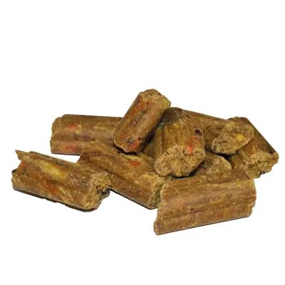 Meerdere bruine, geribbelde hondensnacks met zichtbare rode en gele ingrediënten.