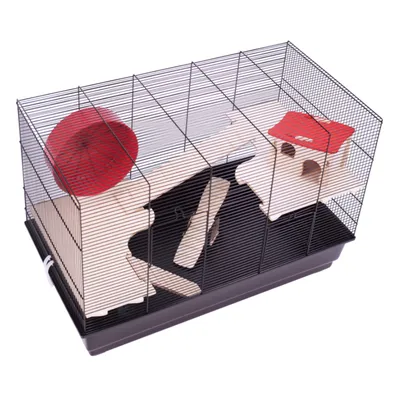 Клетка для мелких животных с деревянными платформами, красным беговым колесом и домиком. Видны металлическая решетка и пластиковое дно.