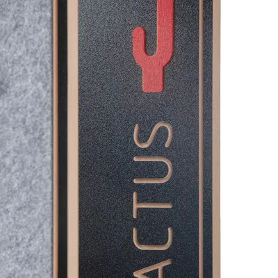 Cactus. Produktname auf schwarzem Hintergrund mit rotem Symbol.