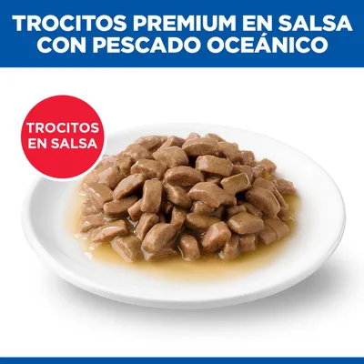 Trocitos Premium en salsa con pescado oceánico, servidos en un plato. Texto: Trocitos en salsa.