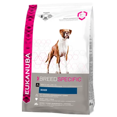 Eukanuba BREED SPECIFIC hundefoder til voksne, tekst: BOXER, FIT, HEART, DEFEND. Billede af en boxerhund på posen. Pink og grå emballage med synlig produktinformation.