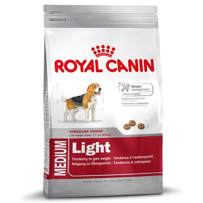 Pachet hrană uscată Royal Canin Medium Light pentru câini de talie medie 11–25 kg, Weight management, Light, Tendency to gain weight. Imagine cu un câine și crochete rotunde.