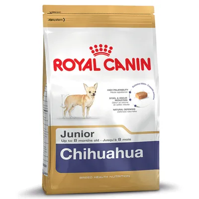 Royal Canin Chihuahua Junior hondenvoer, tot 8 maanden. Tekst: High palatability, Stool & odour reduction, Natural defences. Afbeelding van een chihuahua en brokvorm.