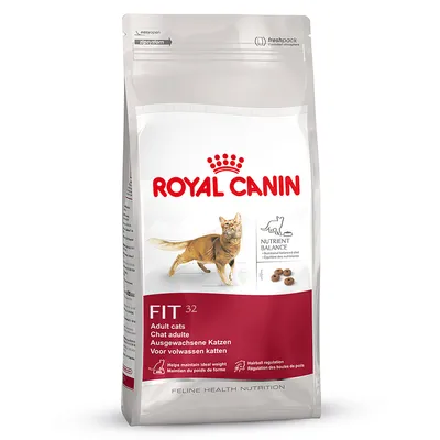 Vrećica hrane za mačke Royal Canin FIT 32, vidljiv tekst: Adult cats, Nutrient Balance, Helps maintain ideal weight, Hairball regulation. Slika odrasle mačke i okruglih granula.