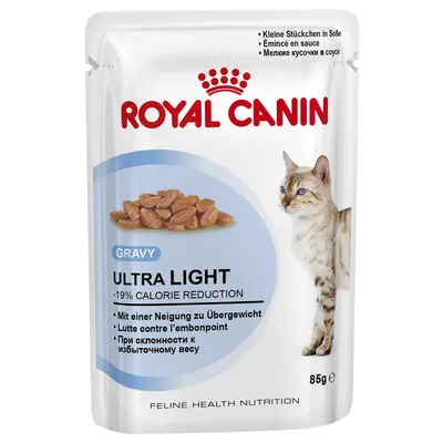 ROYAL CANIN ULTRA LIGHT Gravy, -19% Calorie Reduction, små bitar i sås, 85 g. Text på flera språk och bild av katt samt foderbitar synliga på förpackningen.
