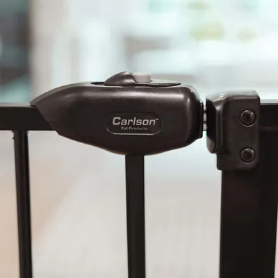 Carlson extra högt hundgaller med smådjursdörr - 75 - 90 cm brett, svart
