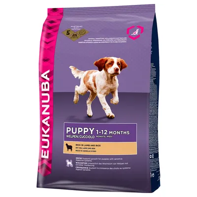 Saco de ração Eukanuba Puppy 1–12 Months, cordeiro e arroz. Indicado para cachorros com sistema digestivo sensível. Texto em inglês: Rich in lamb and rice. Imagem de cachorro na embalagem.