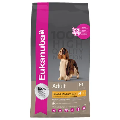 Saco de ração Eukanuba Adult para cães pequenos e médios, 1–7 anos, <25 kg. Indicação: Rich in Lamb & Rice. Texto visível: 100% High Quality Nutrition, 3D DentaDefense.