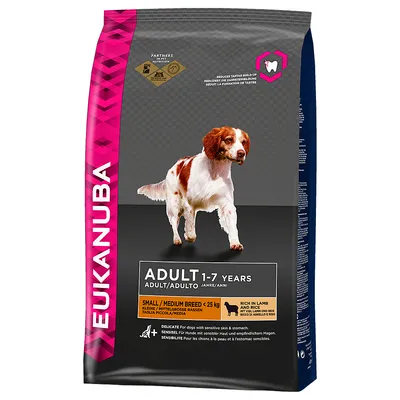 Saco de ração Eukanuba Adult 1–7 Years para cães de raça pequena/média até 25 kg, indicado como sensível, rico em cordeiro e arroz. Imagem de cão na embalagem.