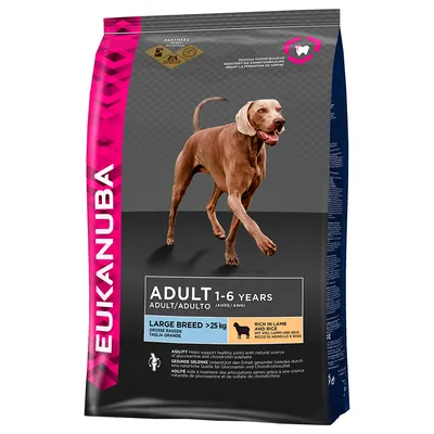 Saco de ração Eukanuba Adult 1–6 Years para cães de raça grande >25 kg, com indicação 'Rich in lamb and rice'. Imagem de cão castanho na embalagem. Texto em inglês visível.