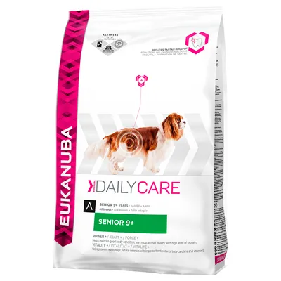 Saco de pienso Eukanuba Daily Care Senior 9+ para perros mayores de 9 años, texto visible: 'Senior 9+', imagen de perro y detalles en inglés sobre vitalidad y fuerza.