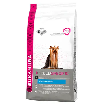 Sac hrană uscată Eukanuba Breed Specific pentru câini, Yorkshire Terrier, text vizibil: Balance, Defend, Dental, imagine cu un Yorkshire Terrier pe ambalaj.