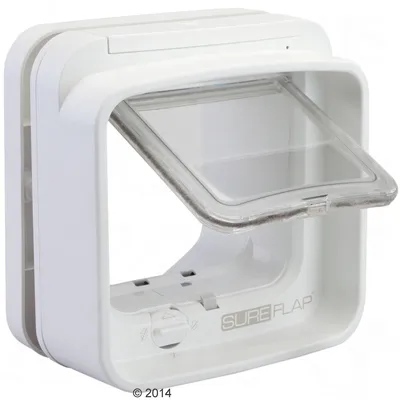 Chatière blanche en plastique avec volet transparent, bouton de réglage visible et inscription SUREFLAP sur le devant.