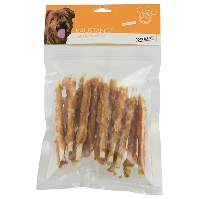 Пакет с дъвчащи пръчици за кучета, надпис: KAUSTANGE mit Hühnerbrust, марка DOKAS. Видими са няколко пръчки в прозрачна опаковка.