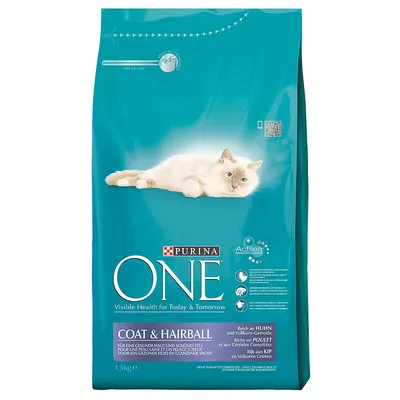 Sac de croquettes pour chat Purina ONE Coat & Hairball, 1,5 kg, riche en poulet et céréales complètes, texte en anglais, allemand, néerlandais et français visible sur l’emballage.