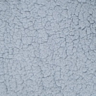Nahaufnahme einer hellgrauen, flauschigen Stoffstruktur. Material: weiches Textil mit wollartiger Oberfläche.
