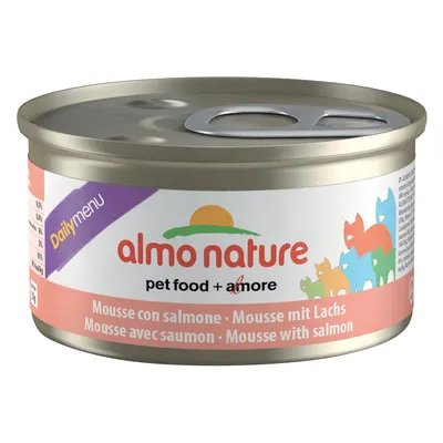Консерва almo nature Daily Menu, mousse with salmon, pet food + amore. Надписи на английском, итальянском, немецком и французском языках. Изображены разноцветные силуэты кошек.