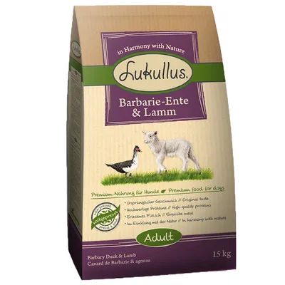 Sac hrană pentru câini Lukullus Barbary-Ente & Lamm, Adult, 15 kg. Text vizibil: Premium food for dogs, cold pressed, original taste, high-quality proteins, exquisite meat, in harmony with nature.