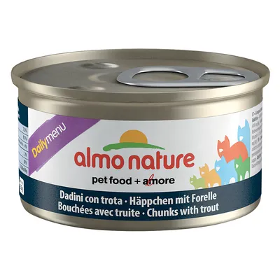 Консерва almo nature Daily Menu, pet food + amore, Chunks with trout. Видны надписи на нескольких языках и разноцветные силуэты кошек на упаковке.