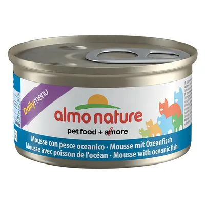 Консерва almo nature Daily Menu, pet food + amore, мусс с океанической рыбой. Видна информация на английском, итальянском, немецком и французском языках.