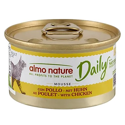 Boîte de mousse pour chat almo nature Daily, au poulet. Texte visible : all profits to the planet, con pollo, mit huhn, au poulet, with chicken.