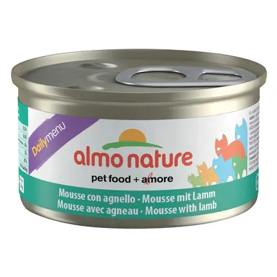 Консерва Almo Nature Daily Menu, надпись: pet food + amore, Mousse with lamb. Изображены разноцветные силуэты кошек. Металлическая банка с кольцом для открывания.