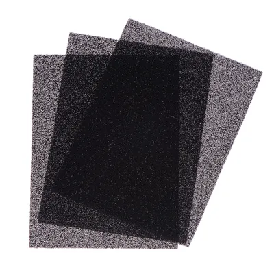 Trei bureți de filtrare negri cu structură fină, potriviți pentru acvarii sau terarii.