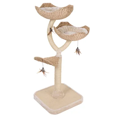 Kratzbaum mit zwei geflochtenen Liegeflächen, einer Plattform und drei hängenden Feder-Spielzeugen, Sisalstamm und quadratischer Bodenplatte.