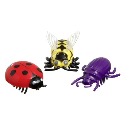 Tre plastleksaker formade som insekter: en röd nyckelpiga, ett gulsvart bi med genomskinliga vingar och en lila skalbagge. Alla har synliga ben och detaljer.