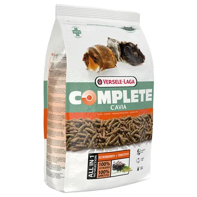 Sac de nourriture Versele-Laga Complete Cavia pour cochons d’Inde, texte visible : ELDERBERRY + TIMOTHY, 100% extrudé, 100% appétit, images de deux cochons d’Inde et granulés.