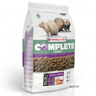 Versele-Laga Complete Ferret torrfoder, synliga illrar på förpackningen. Text: Poultry + Salmon, 100% extruderat, 100% aptit, All in 1 No Selection.