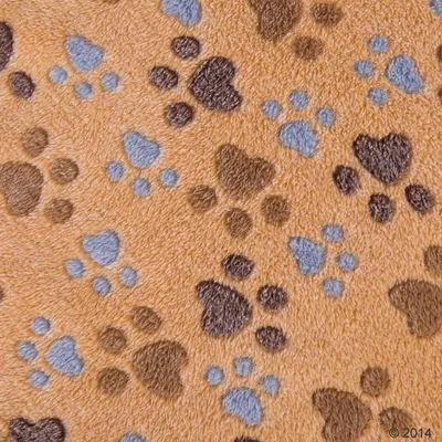 Nahaufnahme eines orangefarbenen Stoffes mit braunen und blauen Pfoten- und Herzmustern. Sichtbar weiche Textur.