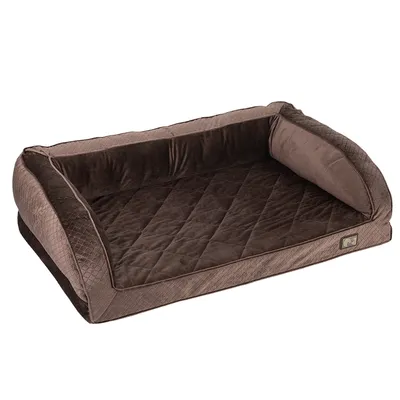 Pat dreptunghiular pentru animale, material textil maro, cu margini laterale înălțate și suprafață matlasată. Etichetă vizibilă pe colțul din față.
