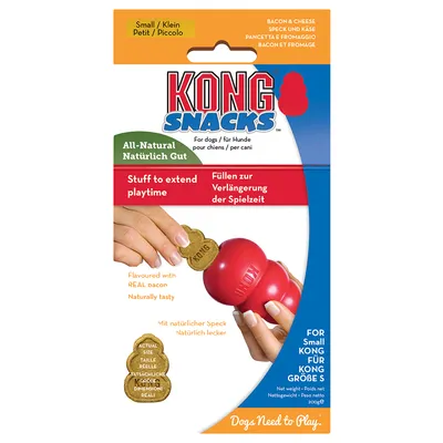 KONG Snacks bacon & cheese, för små hundar. Förlänger lektiden. Bild visar hand som sätter snacks i röd KONG-leksak. Nettovikt 200 g. Text på engelska, tyska och franska.