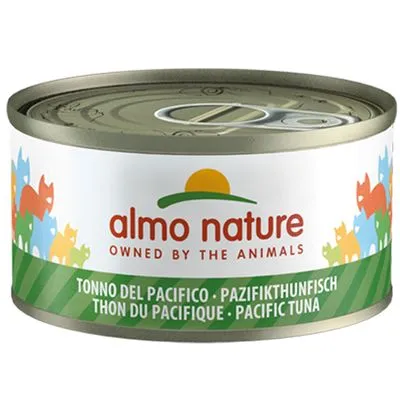 Lata de comida para animais Almo Nature, texto visível: 'Owned by the Animals', 'Tonno del Pacifico', 'Pazifikthunfisch', 'Thon du Pacifique', 'Pacific Tuna'.