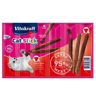 Vitakraft Cat Stick mini, 6 sticks. Extra meaty 95 %, nötkött och taurin. Sockerfri. Bild på katt och köttsticks. Text på engelska: beef & taurine, sugar free recipe.