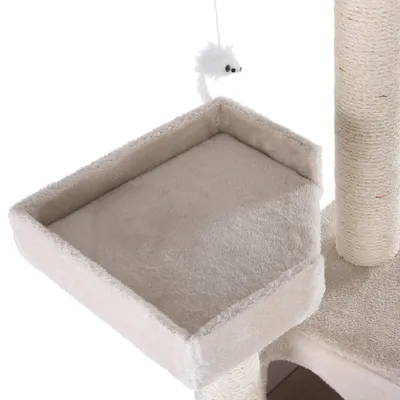 Kratzbaum mit beigem Plüsch, rechteckiger Liegefläche und hängendem Spielzeug in Mausform. Sisal umwickelte Säulen sichtbar.