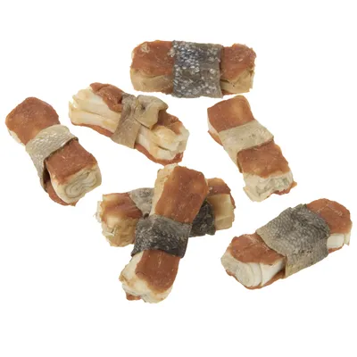 Kausnacks aus getrocknetem Fleisch und Fischhaut, in kleinen Rollen geformt.