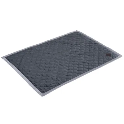 Graue, gesteppte Matte mit hellgrauem Rand und rechteckiger Form. Kleine braune Markenapplikation in einer Ecke sichtbar.