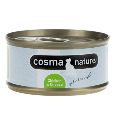 Dåse med cosma nature kattemad. Synlig tekst: Chicken & Cheese, IM EIGENEN SAFT. Metalemballage med grøn og sort mærkning.