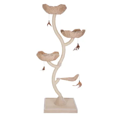Kratzbaum mit vier Ebenen aus geflochtenem Naturmaterial, hängenden Federspielzeugen und stabilem Sockel.
