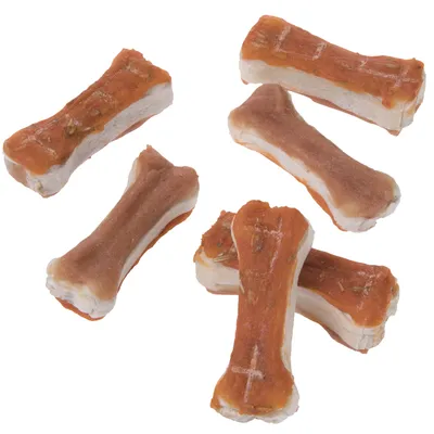 Pięć przysmaków w kształcie kości, dwukolorowe: brązowa warstwa na białej podstawie, bez widocznych marek ani tekstu.