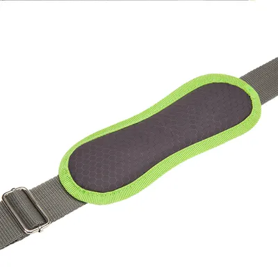 Imbottitura grigia con bordo verde su cintura in tessuto grigio, fibbia metallica visibile a sinistra. Materiali: tessuto e metallo.