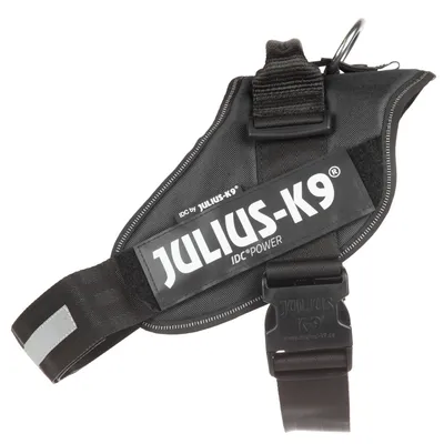 Sort hundesele med teksten JULIUS-K9 IDC POWER og IDC by JULIUS-K9. Spænde og metalring synlige. Materiale: tekstil og plastik.