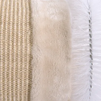 Detailfoto van drie materialen: sisal touw, beige pluche stof en witte kunststof borstel naast elkaar. Geschikt voor productselectie op basis van materiaal.