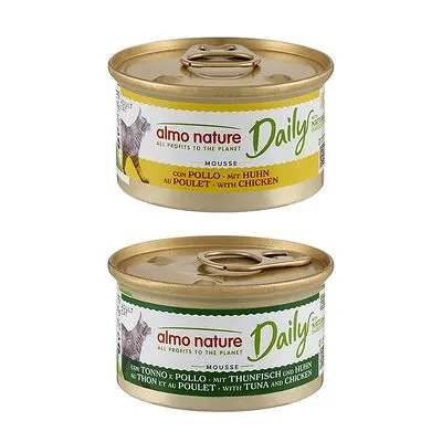 Twee blikken almo nature Daily mousse: boven met kip ('with chicken'), onder met tonijn en kip ('with tuna and chicken'). Beide blikken tonen katillustratie en merknaam.